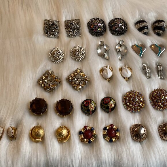 LARGE LOT VINTAGE EARRINGS (FURSTENBERG, TRIFARI, KJL, LEE, KRAMER, ROBERT) - Picture 2 of 16